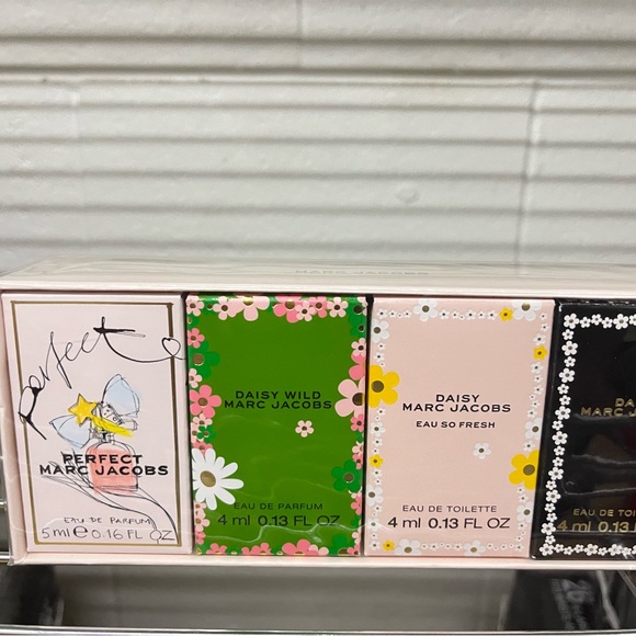 Marc Jacobs Perfume Collection with Green, Pink, and Black Accents - Picture 2 of 2